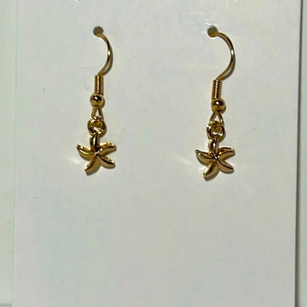 Cute gold starfish earrings
